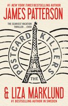 Livre "The Postcard Killers" de James Patterson et Liza Marklund avec un tampon de la Tour Eiffel.
