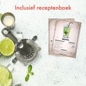 Een receptenboekje voor een Mojito cocktail op een lichtgrijze achtergrond, met ijsklontjes, een halve limoen en muntblaadjes.