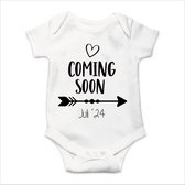 Soft Touch Rompertje met Tekst – Coming soon Juli ’24 – Zwangerschaps aankondiging - Coming Soon Rompertje - Wit/Zwart | Baby rompertje met leuke tekst | | kraamcadeau | 0 tot 3 maanden | GRATIS verzending