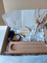 Geschenkbox Kerst, cadeaubox met: fotoplank met droogbloemen, geurkaars met droogbloemen en gepersonaliseerde houten kerstbal, leuk geschenkpakket/ cadeaupakket