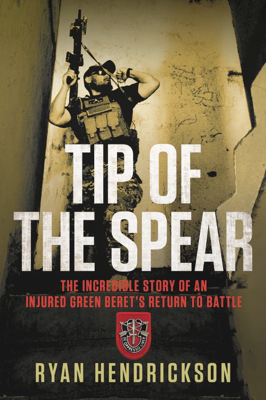 Boekomslag: Een man in militair tenue, met wapen, 'Tip of the Spear' staat in grote letters.