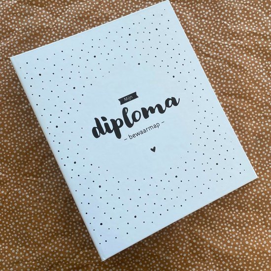 Witte map met zwarte stippen en de tekst 'Mijn diploma - bewaarmap -'.