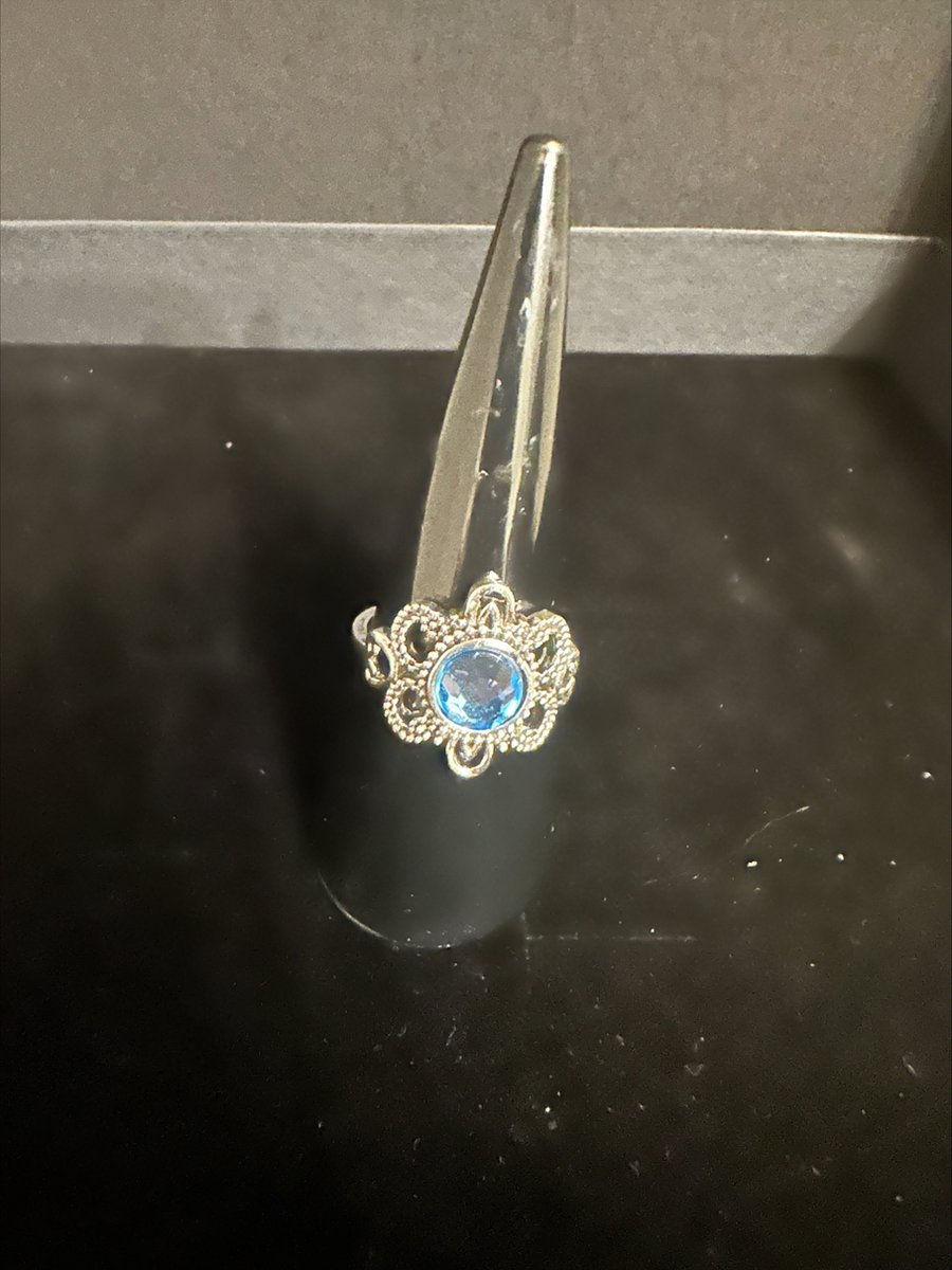 ring met blauwe steen en bloemvorm