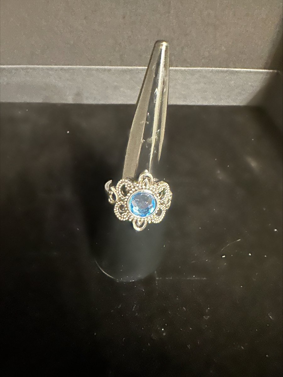 ring met blauwe steen en bloemvorm | Make up | Parfum | Moederdag | Verjaardagscadeau| Cadeautje| Valentijnsdag| Kado | sieraden | vaderdag | oorbellen | oorsieraden