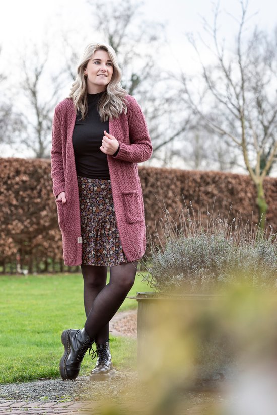 Knit Factory Luna Gebreid Vest Zwart - Gebreide dames cardigan - Middellang vest reikend tot boven de knie - Zwart damesvest gemaakt uit 30% wol en 70% acryl - 40/42 - Met steekzakken