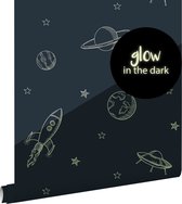 ESTAhome glow-in-the-dark behangpapier planeten in de ruimte donkerblauw - 139761 - 0.53 x 10.05 m