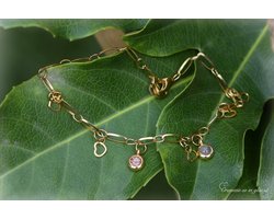 Urn-Crematie-as Dames RVS Gold Armband met Bedelhangers-Crematie-as ÉN Haartjes in 2 aparte bedels verwerkt-Tezamen met 4 hart bedeltjes-Herinneringssieraad-Assieraad-As van mens of dier in gedenksieraad-Armband wordt voor u op maat gemaakt!-RVS-Goud