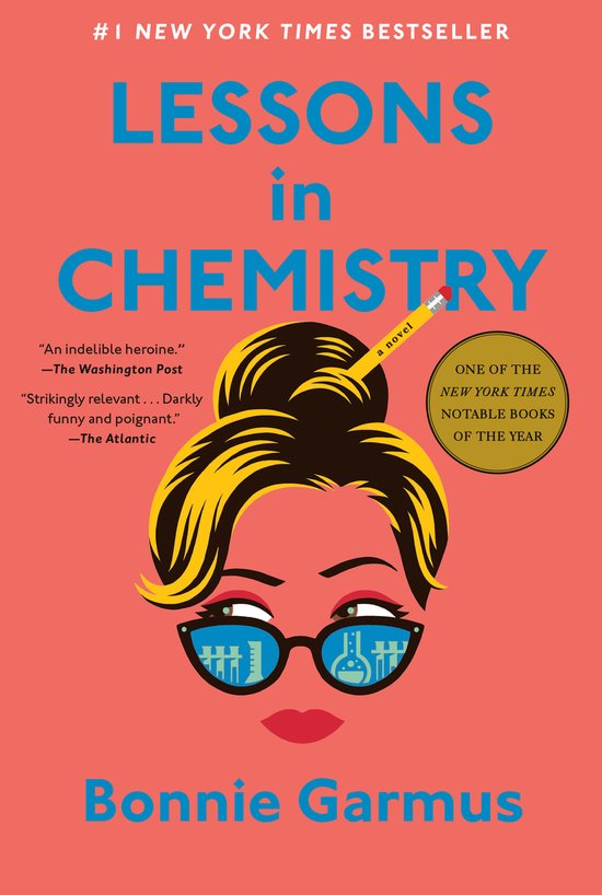 Boekomslag van Lessons in Chemistry. Een vrouw met haar opgestoken en een gele potlood in haar haar. Ze draagt een bril met daarin laboratoriumapparatuur.