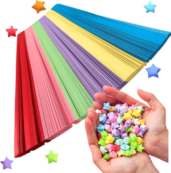 Een persoon houdt veelkleurige gevouwen sterren in handen, met op de achtergrond stroken papier in rood, roze, lichtgroen, paars, geel en blauw.