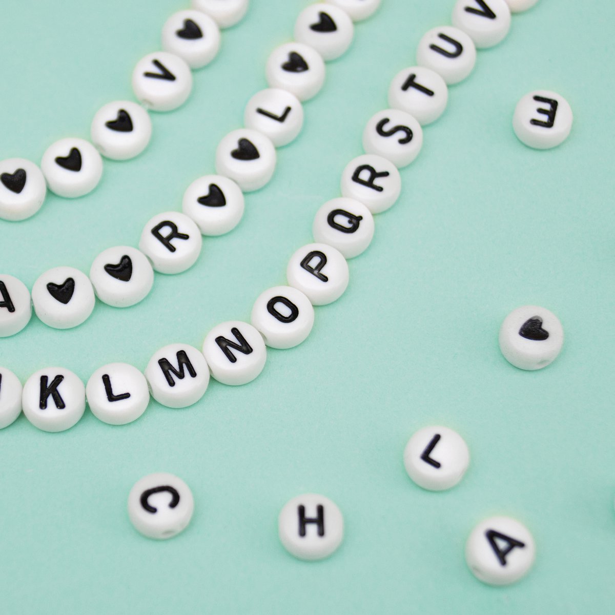 Letterkralen voor Sieraden maken - Alfabet kralen voor ketting/armband/telefoonkoord etc. - Acryl – Wit met zwarte letter - 7 mm - 1400 stuks gesorteerd — afbeelding 2