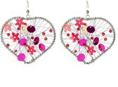Boucles d'oreilles Behave en forme de cœur avec fil métallique argenté brillant tissé à la main avec des paillettes et des perles fuchsia et rouges.