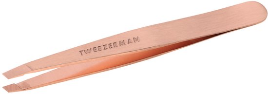 Koperkleurige Tweezerman schuine pincet op een witte achtergrond.