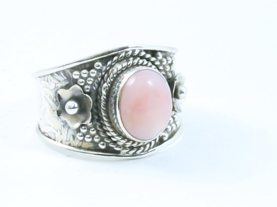 Bewerkte zilveren ring met roze opaal
