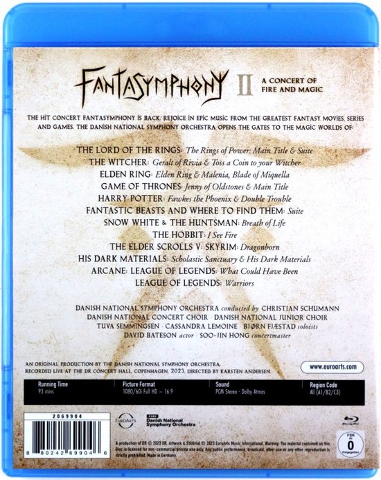 Achterkant van de "Fantasymphony II: A Concert of Fire and Magic" Blu-ray. Lijst met nummers en musici. Bevat FSK 0 en barcode.