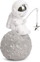 BRUBAKER Decoratieve figuur astronaut vissen naar sterren - visser zit op de maan - 17 cm Spaceman ruimtefiguur met engel en verchroomde helm - handbeschilderd ruimtevaartbeeld modern - wit en zilver