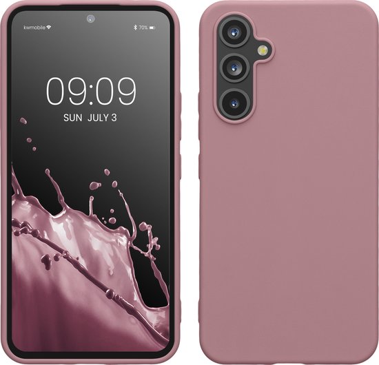 Coque de téléphone rose à côté d'un téléphone affichant l'heure et la date. La coque montre l'arrière avec découpe pour appareil photo.