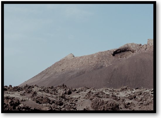 Sereen Vulkanisch Canvas - Lanzarote's Stille Pracht - Minimalistisch Vulkanisch - Fotoposter 70x50 met Lijst