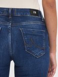 Detail van de achterkant van een donkerblauwe jeans met kenmerkende stiksels op de zak.