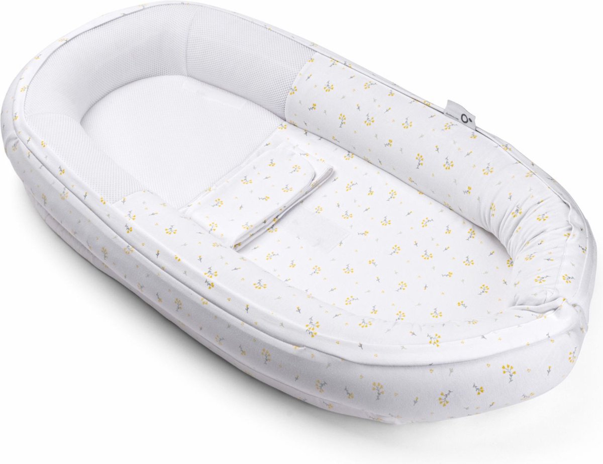 Bol.com Doomoo Cocoon - Babynestje - Organisch Katoen - 74 x 46 cm - Flower Yellow aanbieding