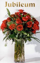 Jubileum! Van harte gefeliciteerd! Een bijzondere kaart met een afbeelding van mooie rode rozen in een vaas. Een leuke kaart om zo te geven of om bij een cadeau te voegen. Een dubbele wenskaart inclusief envelop en in folie verpakt.
