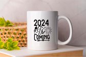 Mug 2024 Is Coming - HappyNewYear - Cadeau - Cadeau - NewYearsEve - CheersToANewYear - NewBeginnings - WishesForTheNewYear - HappyNewYear - Réveillon du Nouvel An - CheersToANewYear - NewStart