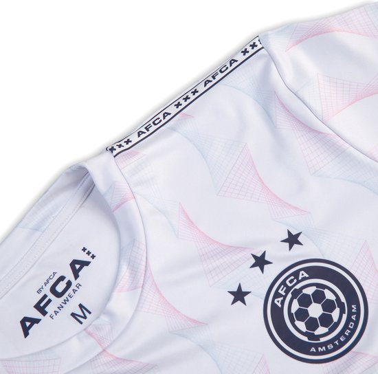 Detail van het AFCA voetbalshirt: kraag met AFCA tekst, clublogo met drie sterren en "AFCA AMSTERDAM".
