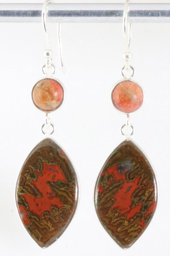 Lange zilveren oorbellen met Marokkaanse sesam agaat en rode koraal steen