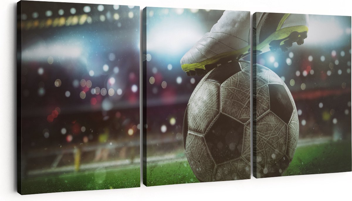 Artaza Canvas Schilderij Drieluik Voetbal Aftrap Met De Bal In Het Stadion - 180x80 - Groot - Foto Op Canvas - Canvas Print