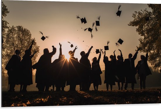 Dibond - Studenten - Geslaagd - Zonsondergang - 105x70 cm Foto op Aluminium (Wanddecoratie van metaal)