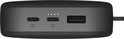 Poorten van een donkergrijze powerbank: twee USB-C 'IN' poorten en één USB-A poort.