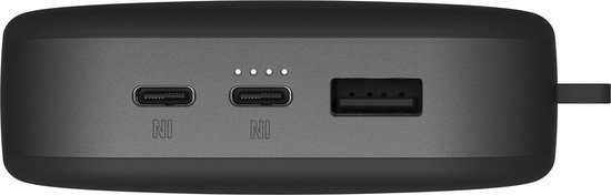 Poorten van een donkergrijze powerbank: twee USB-C 'IN' poorten en één USB-A poort.