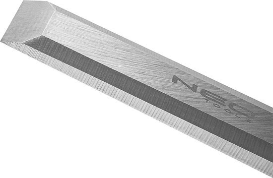 Close-up van de scherpe, metalen snede van een beitel met het NEO TOOLS logo.