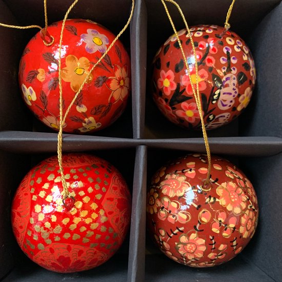 Bungalow kerstballen papier mâché Gaya ruby doosje met 4 stuks bol