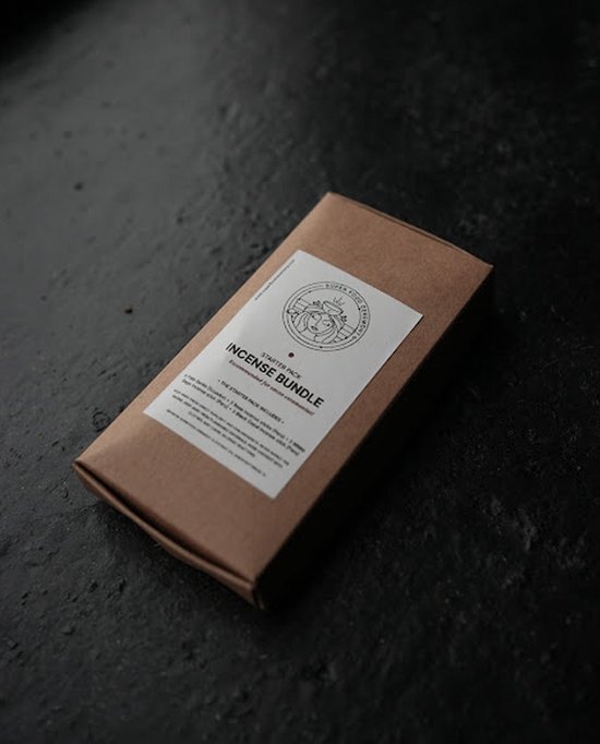 Kartonnen verpakking met een etiket waarop 'INCENSE BUNDLE' staat. De verpakking is bruin.
