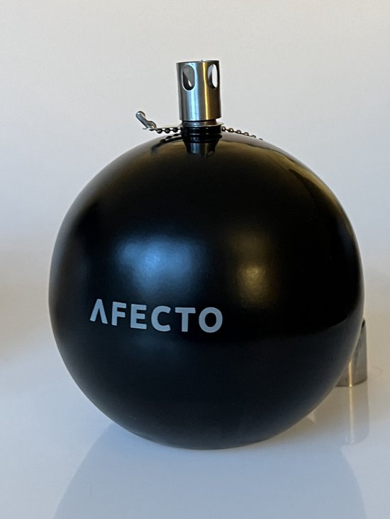 Zwarte, bolvormige olielamp van Afecto met Afecto logo. Met metalen dop aan ketting.