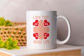 Mok Livin that nurse life - NurseLife - Gift - Cadeau - Nursing - HealthcareHeroes - NurseStrong - Verpleegkundige - Zorgverlener - Gezondheidszorg - Verpleegster