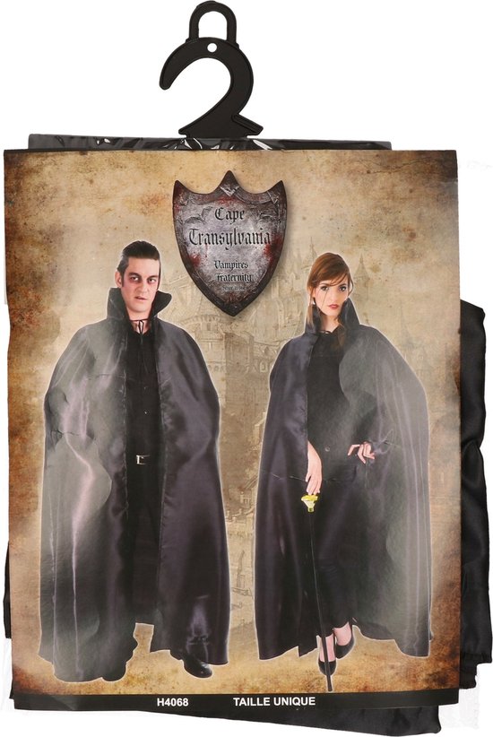 Verpakking met "Cape Transylvania" waarop een man en vrouw een zwarte cape met hoge kraag dragen.