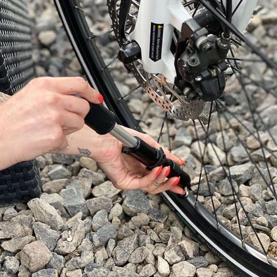 Intirilife Mini Fietspomp 17 cm - Draagbare handpomp klein lichtgewicht ideaal voor onderweg — afbeelding 4