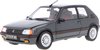 Het 1:18 gegoten model van de Peugeot 205 1.6 GTI uit 1988 in grafietgrijs. De fabrikant van het schaalmodel is Norev. Dit model is alleen online verkrijgbaar
