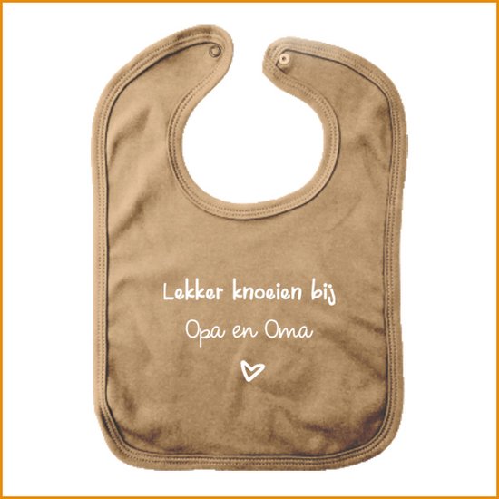 Slab - Mokka - met tekst "Lekker knoeien bij" - gepersonaliseerd met zelf in te vullen naam - drukknoopsluiting - 100% katoen - gepersonaliseerde slab - slabbetje met tekst