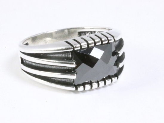 Zware bewerkte zilveren ring met gefacetteerde onyx - maat 18.5