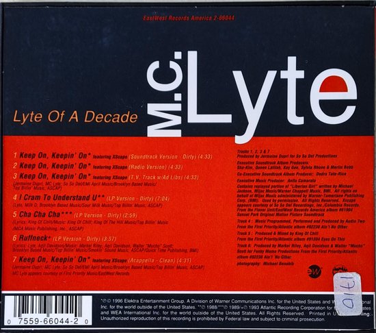 Achterkant van de CD hoes van 'Lyte Of A Decade' met tracklist en credits. MC Lyte's hoofd is zichtbaar.