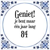 Verjaardag Tegeltje met Spreuk (84 jaar: Geniet! je bent maar één jaar 84! + cadeau verpakking & plakhanger