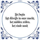Tegeltje met Spreuk (Tegeltjeswijsheid): Het begin ligt dikwijls in onze macht, het midden zelden, het einde nooit + Kado verpakking & Plakhanger