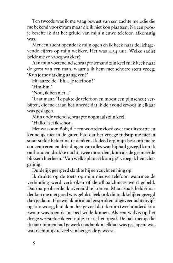 Een vrouw in witte broek met een zilveren sandaal met schedeldetail op haar voet, en een sikkel in haar hand. Tekst 'EERSTE STEEN RECHTS'.