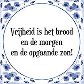 Tegeltje met Spreuk (Tegeltjeswijsheid): Vrijheid is het brood en de morgen en de opgaande zon! + Kado verpakking & Plakhanger