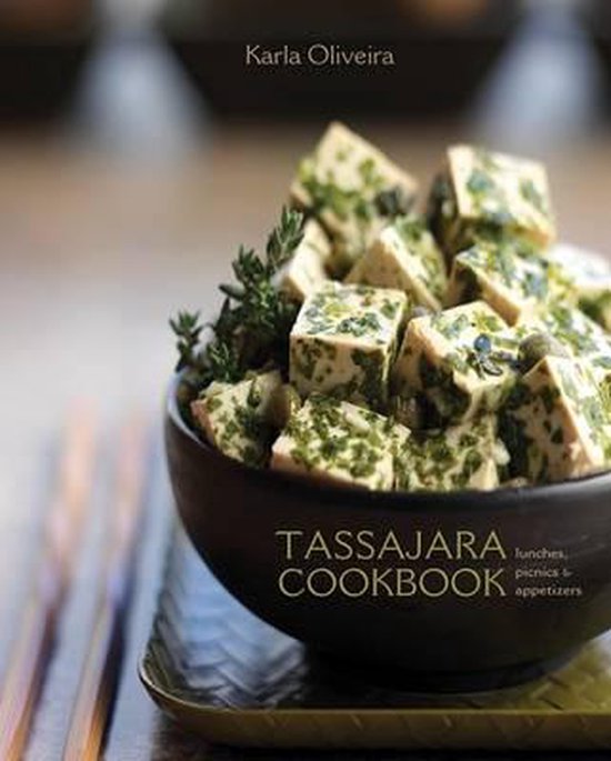 Boek met de titel Tassajara Cookbook, met een schaal blokjes tofu met kruiden en het woord 'Karla Oliveira' bovenaan.