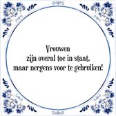 Tegeltje met Spreuk (Tegeltjeswijsheid): Vrouwen zijn overal toe in staat, maar nergens voor te gebruiken! + Kado verpakking & Plakhanger