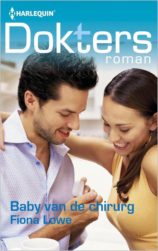 Een man met een ringdoosje in zijn hand, kijkt naar een lachende vrouw. Harlequin Doktersroman.