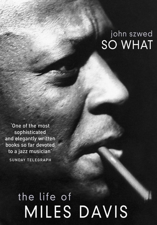 Boekcover met close-up van Miles Davis die rookt. Titel: 'So What, the life of MILES DAVIS'. Quote van Sunday Telegraph.